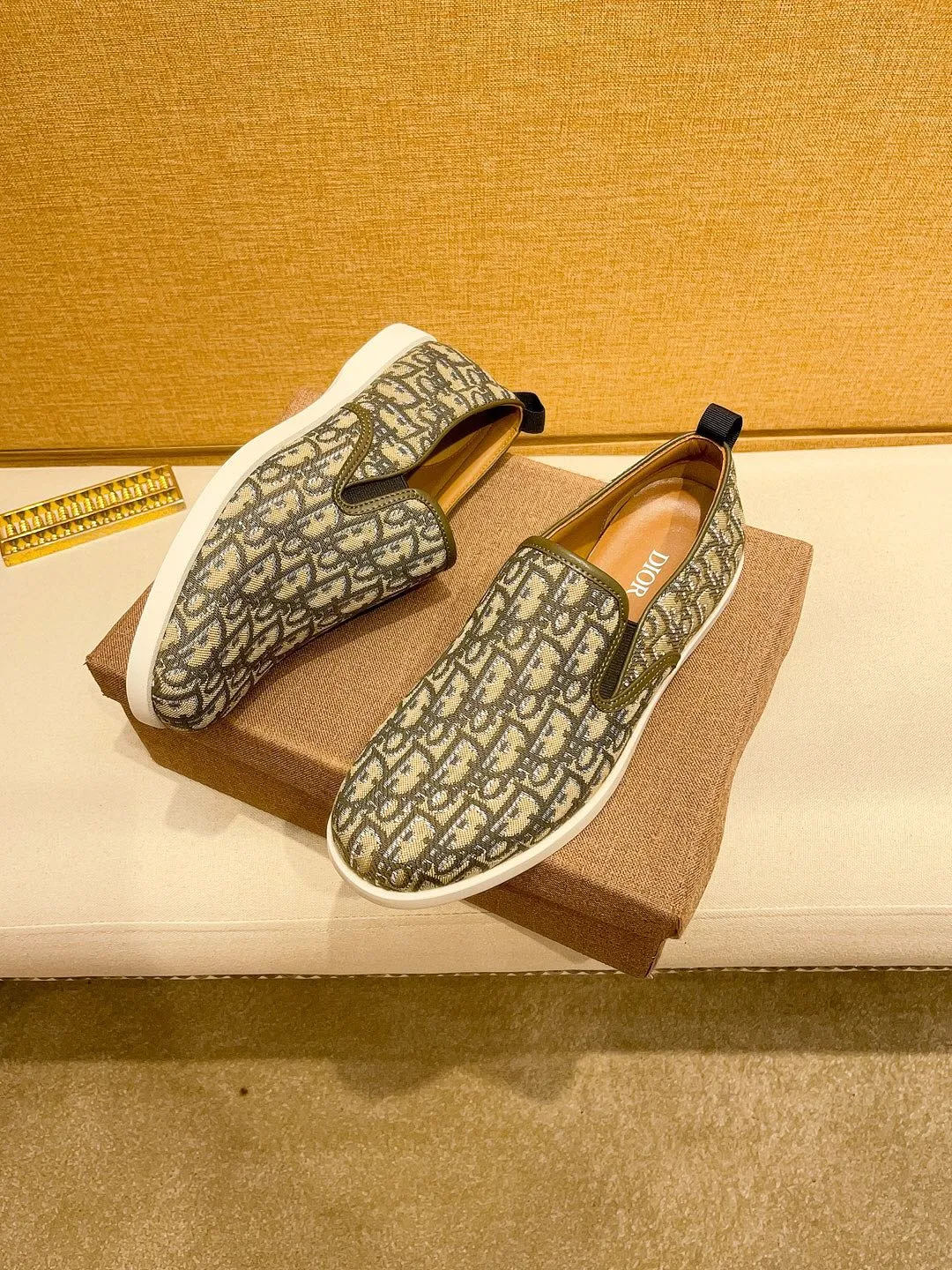 Factory price 380🔥[Dior] The latest 2024 new model is carefully crafted and set off the audience! An international brand that continues to innovate. This men's all-season casual shoe, the original version, has an all-leather upper, breathable and comfortable leather feet ➕Rubber non-slip outsole, breathable and comfortable, quality speaks for itself👄Color: two colors Size: 38-44